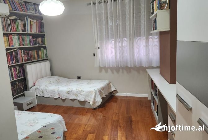 Shtepi me qera Apartament ne Tirane, 3+1, Mobilimi E mobiluar, Pagesa 1,000  Euro.