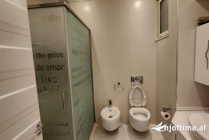 Shtepi me qera Apartament ne Tirane, 3+1, Mobilimi E mobiluar, Pagesa 1,000  Euro.