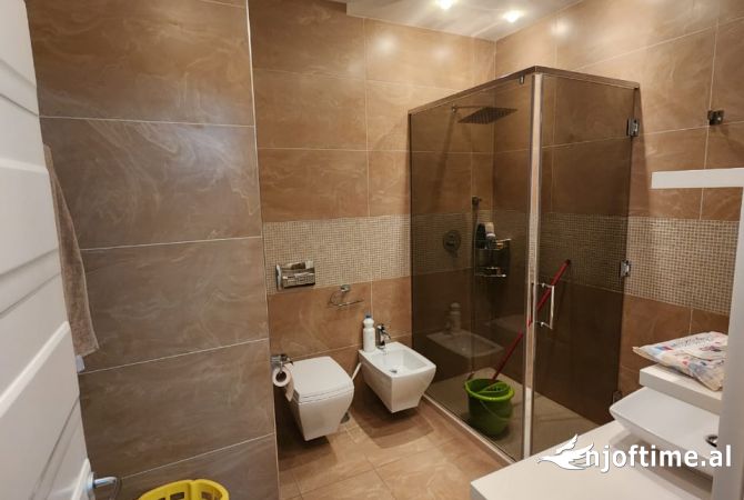 Shtepi me qera Apartament ne Tirane, 3+1, Mobilimi E mobiluar, Pagesa 1,000  Euro.