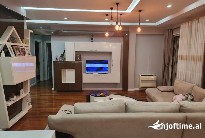 Shtepi me qera Apartament ne Tirane, 3+1, Mobilimi E mobiluar, Pagesa 1,000  Euro.