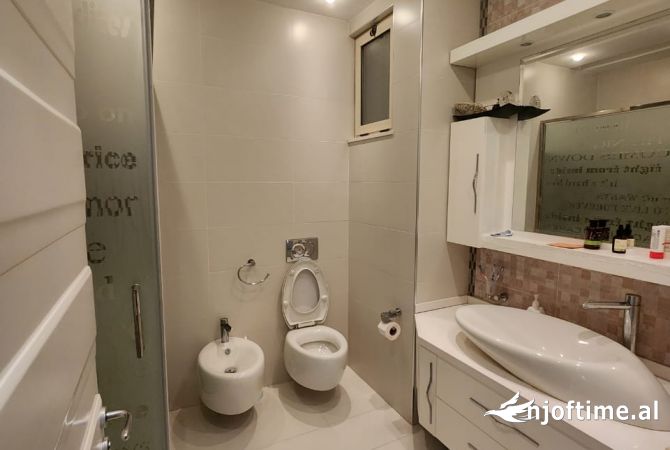Shtepi me qera Apartament ne Tirane, 3+1, Mobilimi E mobiluar, Pagesa 1,000  Euro.