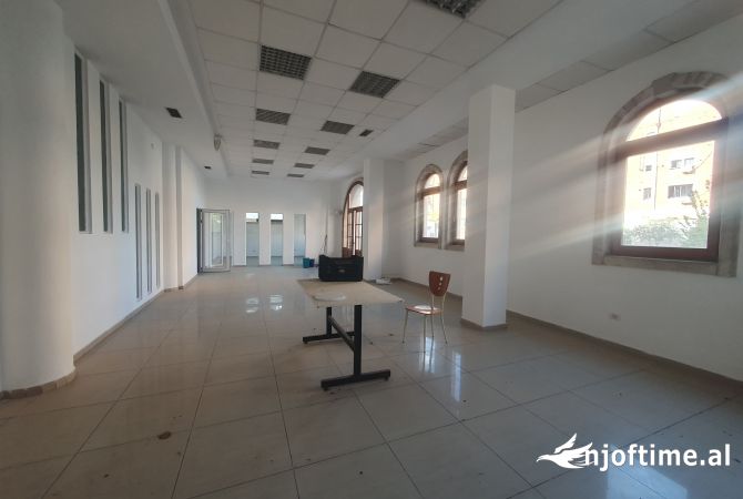 Ambient biznesi me qera 5+1 ne Tirane - 5,500 Euro