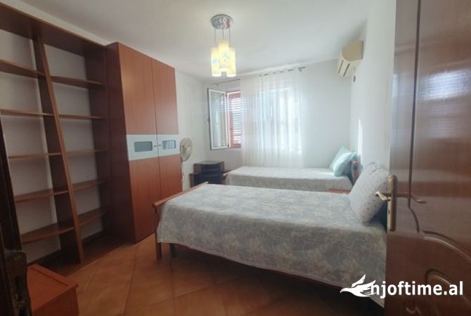 Shtepi me qera Apartament ne Tirane, 3+1, Mobilimi Pjeserisht e mobiluar, Pagesa 450  Euro.