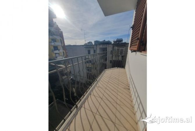 Shtepi me qera Apartament ne Tirane, 3+1, Mobilimi Pjeserisht e mobiluar, Pagesa 450  Euro.