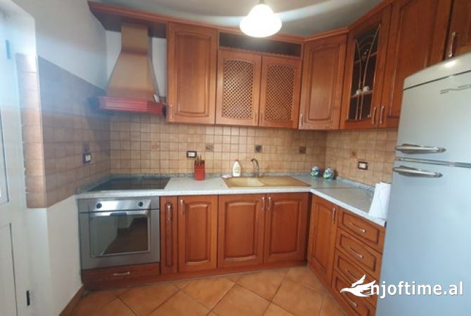 Shtepi me qera Apartament ne Tirane, 3+1, Mobilimi Pjeserisht e mobiluar, Pagesa 450  Euro.