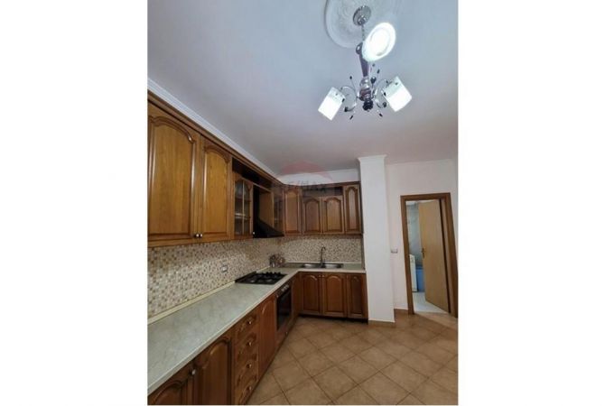 Shtepi me qera Apartament ne Tirane, 2+1, Mobilimi E mobiluar, Pagesa 370  Euro.