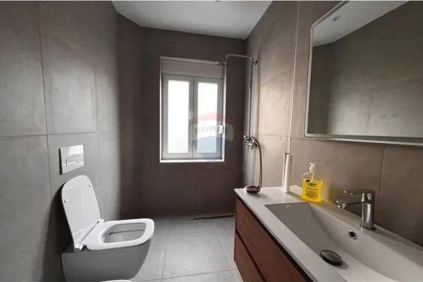 Shtepi me qera Apartament ne Tirane, 1+1, Mobilimi E mobiluar, Pagesa 850  Euro.