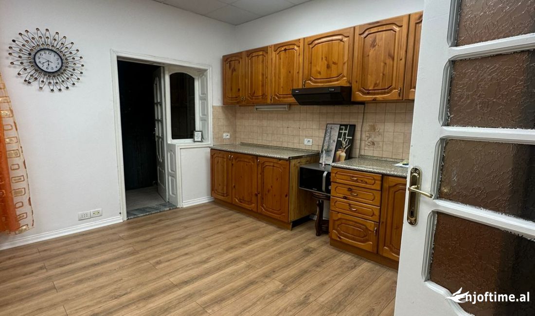 Shtepi ne shitje Apartament ne Tirane, 4+1, Mobilimi E mobiluar, Pagesa 170,000  Euro.