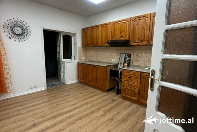 Shitet hyrje ne kinostudje rruge kryesore. Kati 3 pallat I ri sip 140 m2. .cmimi 170 mije euro