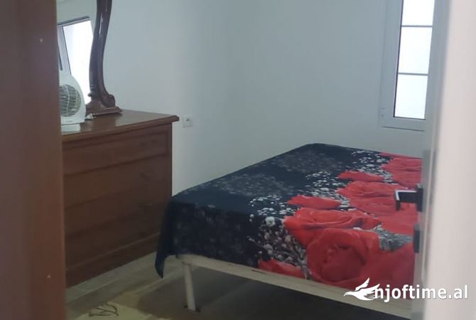 Shtepi me qera Shtepi Private ne Tirane, 1+1, Mobilimi E mobiluar, Pagesa 300  Euro.