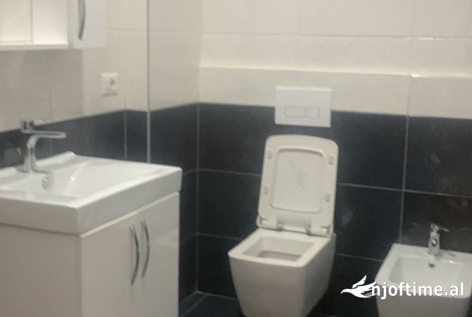 Shtepi me qera Apartament ne Tirane, 2+1, Mobilimi Pjeserisht e mobiluar, Pagesa 500  Euro.