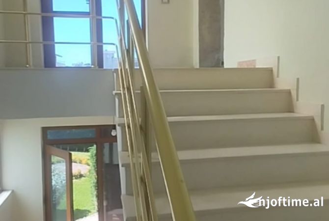 Shtepi ne shitje Vila Luksoze ne Durres, 7+1, Mobilimi Pjeserisht e mobiluar, Pagesa 450,000  Euro.