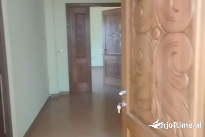 Shtepi ne shitje Vila Luksoze ne Durres, 7+1, Mobilimi Pjeserisht e mobiluar, Pagesa 450,000  Euro.