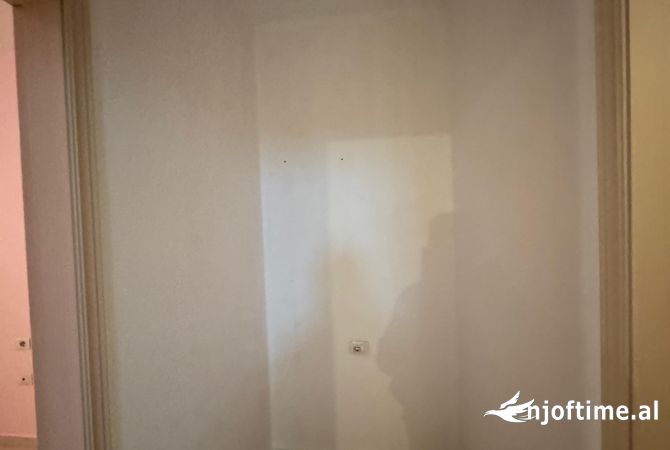 Shtepi ne shitje Apartament ne Tirane, 2+1, Mobilimi Pjeserisht e mobiluar, Pagesa 125,000  Euro.