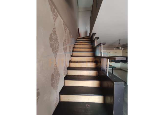 Shtepi ne shitje Duplex(shtepi me 2 kate) ne Tirane, 3+1, Mobilimi Pjeserisht e mobiluar, Pagesa 270,000  Euro.