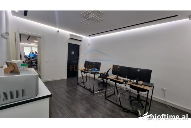 Zyra per Qera me vendndodhje tek Komuna e Parisit.