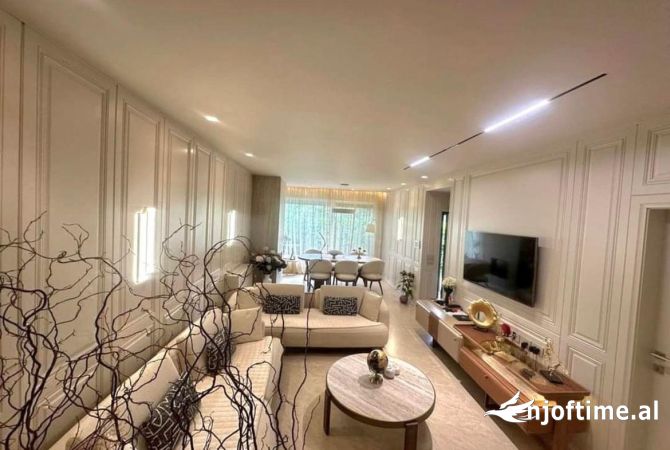 Shtepi ne shitje Vila Luksoze ne Tirane, 3+1, Mobilimi E mobiluar, Pagesa 470,000  Euro.