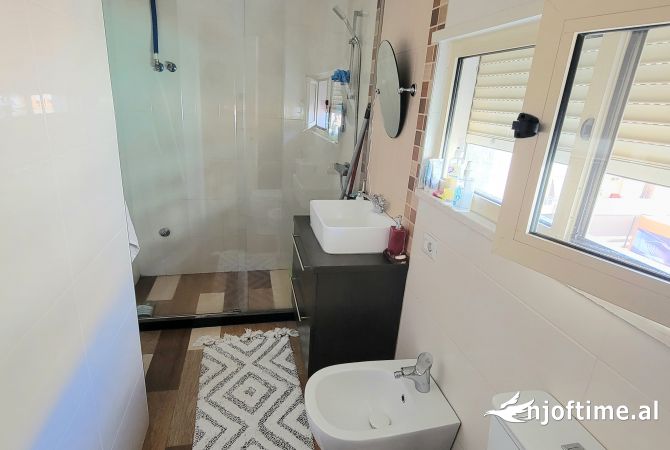 Shtepi ne shitje Duplex(shtepi me 2 kate) ne Tirane, 2+1, Mobilimi E mobiluar, Pagesa 300,000  Euro.