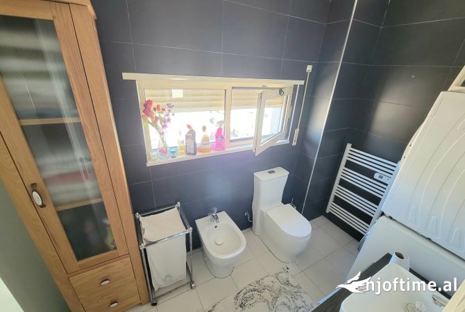 Shtepi ne shitje Duplex(shtepi me 2 kate) ne Tirane, 2+1, Mobilimi E mobiluar, Pagesa 300,000  Euro.