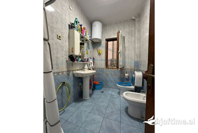 Shtepi ne shitje Apartament ne Tirane, 2+1, Mobilimi E mobiluar, Pagesa 220,000  Euro.