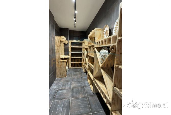 Shtepi me qera Vila Luksoze ne Tirane, 4+1, Mobilimi E mobiluar, Pagesa 5,000  Euro.