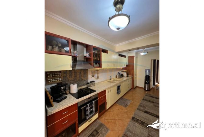 Shtepi ne shitje Duplex(shtepi me 2 kate) ne Tirane, 3+1, Mobilimi E mobiluar, Pagesa 287,000  Euro.