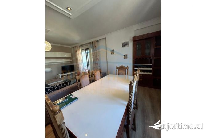 Shtepi me qera Apartament ne Tirane, 3+1, Mobilimi E mobiluar, Pagesa 900  Euro.