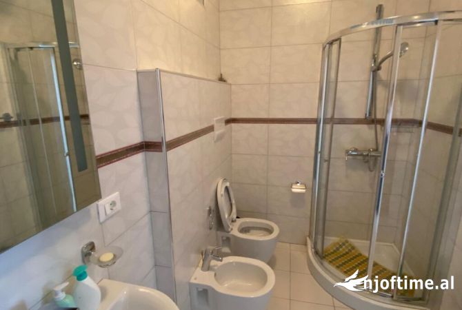 Shtepi me qera Apartament ne Tirane, 2+1, Mobilimi E mobiluar, Pagesa 1,000  Euro.