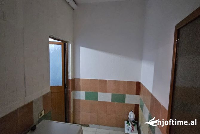 Shtepi ne shitje Apartament ne Tirane, 1+1, Mobilimi E mobiluar, Pagesa 92,700  Euro.