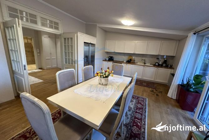 Shtepi ne shitje Penthose(kati i fundit panoramik) ne Tirane, 3+1, Mobilimi E mobiluar, Pagesa 475,000  Euro.