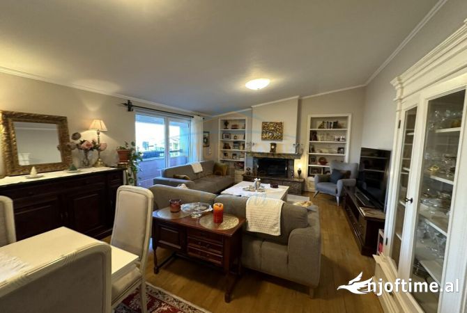 Shtepi ne shitje Penthose(kati i fundit panoramik) ne Tirane, 3+1, Mobilimi E mobiluar, Pagesa 475,000  Euro.