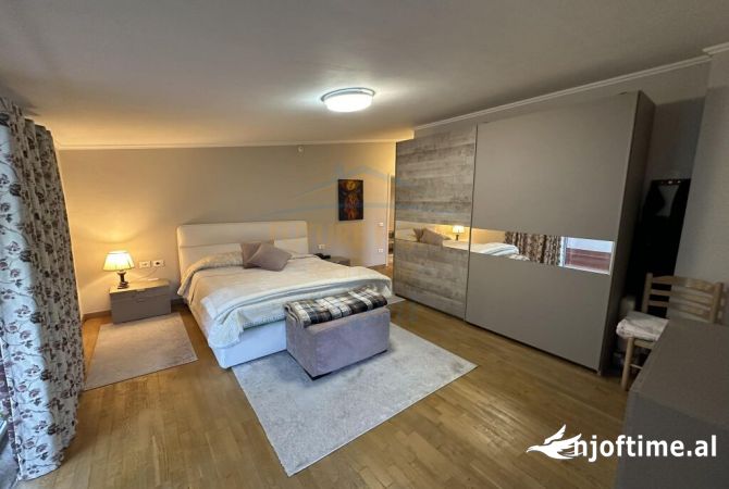 Shtepi ne shitje Penthose(kati i fundit panoramik) ne Tirane, 3+1, Mobilimi E mobiluar, Pagesa 475,000  Euro.