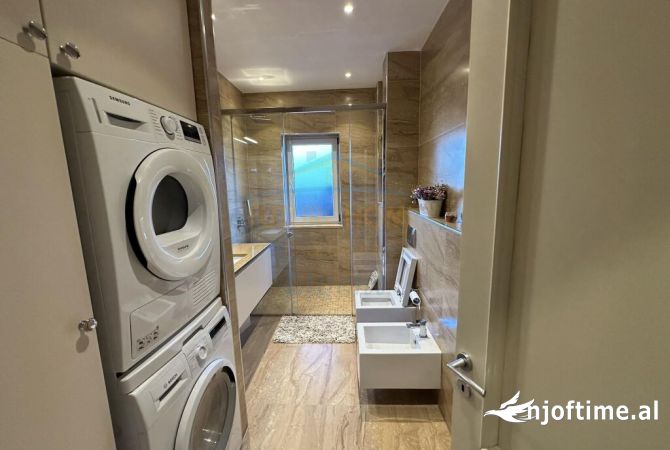 Shtepi ne shitje Penthose(kati i fundit panoramik) ne Tirane, 3+1, Mobilimi E mobiluar, Pagesa 475,000  Euro.