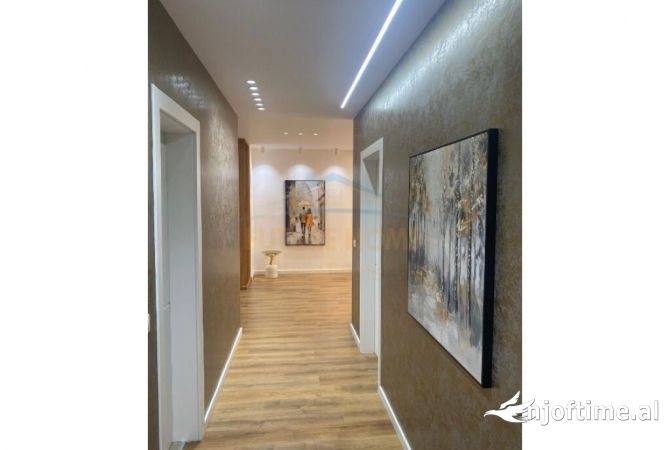 Shtepi ne shitje Apartament ne Tirane, 2+1, Mobilimi Pjeserisht e mobiluar, Pagesa 280,000  Euro.