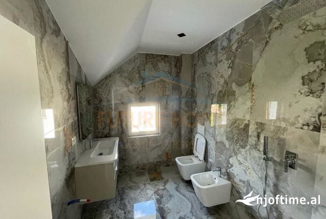 Shtepi ne shitje Vila Luksoze ne Tirane, 7+1, Mobilimi Bosh, pa mobiluar, Pagesa 800,000  Euro.