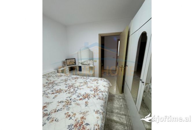 Shtepi ne shitje Apartament ne Tirane, 3+1, Mobilimi E mobiluar, Pagesa 180,000  Euro.
