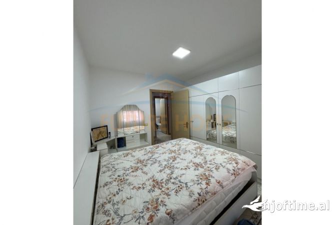 Shtepi ne shitje Apartament ne Tirane, 3+1, Mobilimi E mobiluar, Pagesa 180,000  Euro.