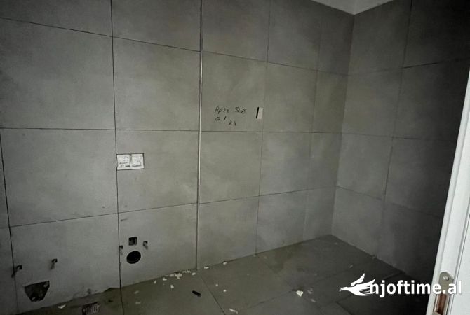 Shtepi ne shitje Apartament ne Tirane, 2+1, Mobilimi Bosh, pa mobiluar, Pagesa 99,900  Euro.