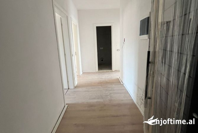 Shtepi ne shitje Apartament ne Tirane, 2+1, Mobilimi Bosh, pa mobiluar, Pagesa 99,900  Euro.