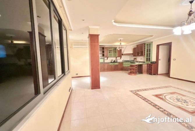 Shtepi ne shitje Apartament ne Tirane, 3+1, Mobilimi Pjeserisht e mobiluar, Pagesa 300,000  Euro.