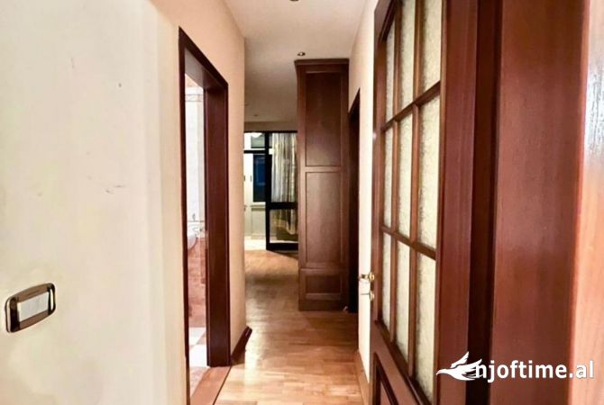 Shtepi ne shitje Apartament ne Tirane, 3+1, Mobilimi Pjeserisht e mobiluar, Pagesa 300,000  Euro.