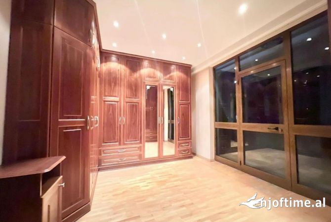 Shtepi ne shitje Apartament ne Tirane, 3+1, Mobilimi Pjeserisht e mobiluar, Pagesa 300,000  Euro.