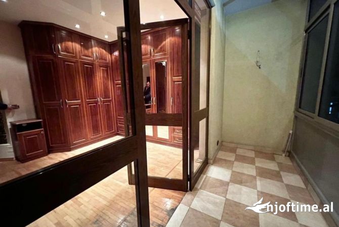 Shtepi ne shitje Apartament ne Tirane, 3+1, Mobilimi Pjeserisht e mobiluar, Pagesa 300,000  Euro.