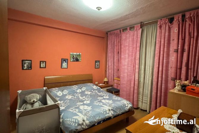 Shtepi ne shitje Apartament ne Tirane, 3+1, Mobilimi E mobiluar, Pagesa 280,000  Euro.