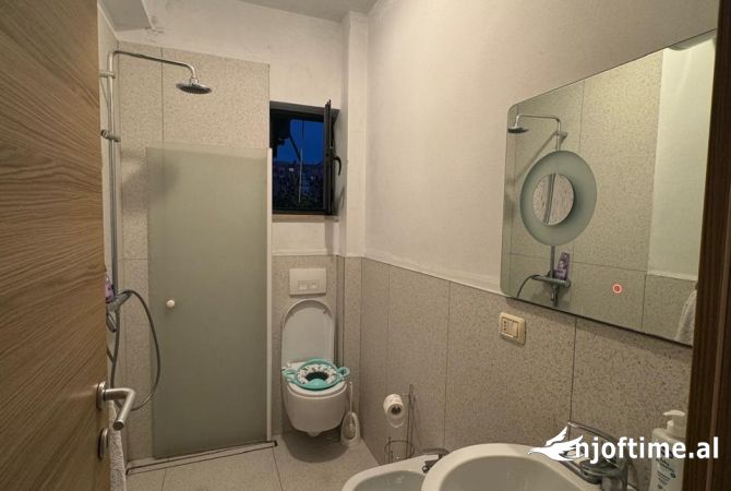 Shtepi ne shitje Apartament ne Tirane, 3+1, Mobilimi E mobiluar, Pagesa 280,000  Euro.