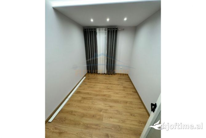 Shtepi ne shitje Apartament ne Tirane, 2+1, Mobilimi E mobiluar, Pagesa 180,000  Euro.