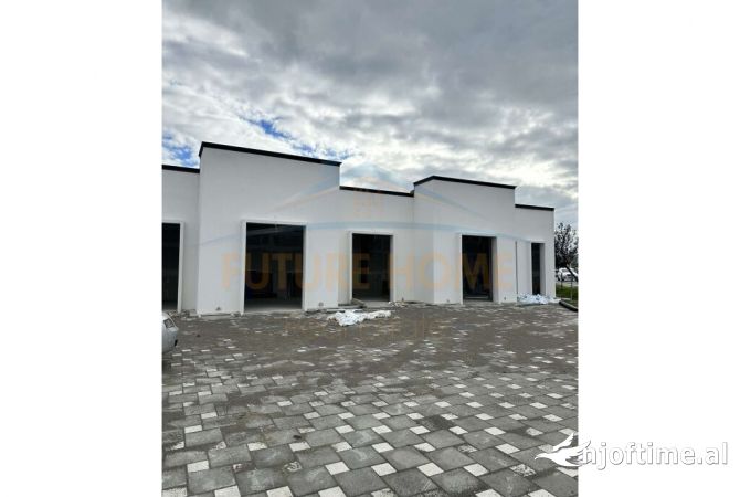 Jepet me Qera, Objekt Biznesi, buze rruge kryesore, mbikalimi i Rinasit.