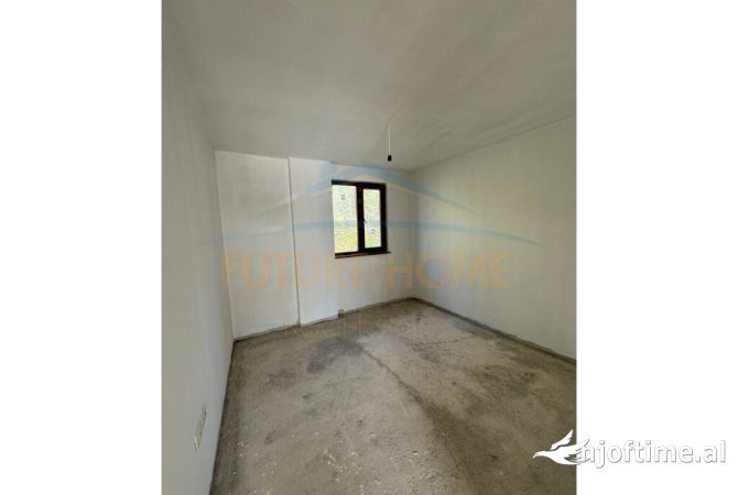 Shtepi ne shitje Duplex(shtepi me 2 kate) ne Tirane, 4+1, Mobilimi Bosh, pa mobiluar, Pagesa 330,000  Euro.