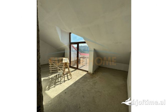 Shtepi ne shitje Duplex(shtepi me 2 kate) ne Tirane, 4+1, Mobilimi Bosh, pa mobiluar, Pagesa 330,000  Euro.