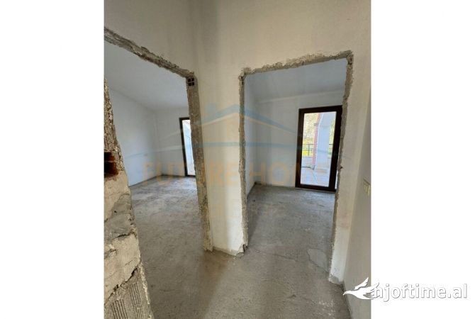Shtepi ne shitje Duplex(shtepi me 2 kate) ne Tirane, 4+1, Mobilimi Bosh, pa mobiluar, Pagesa 330,000  Euro.